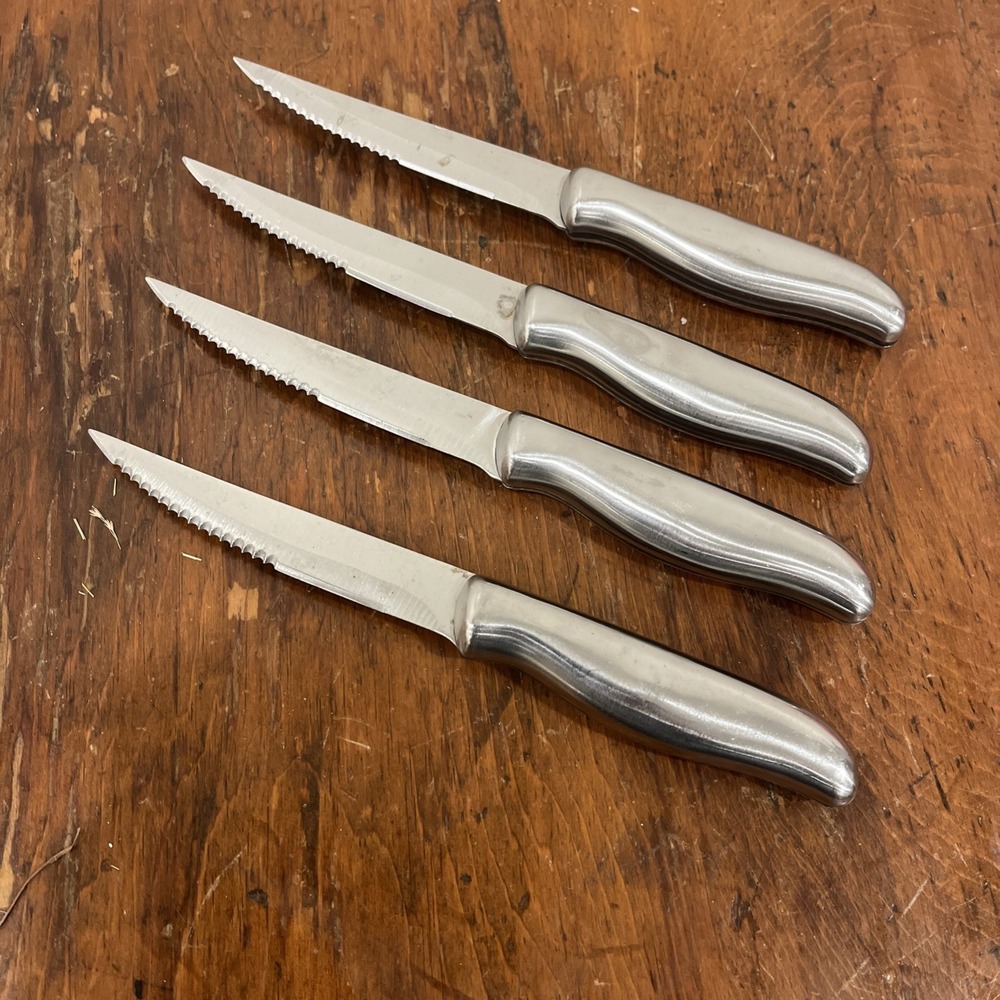 Vtg Unbranded Stainless Steel Steak Knife Set — 4 Pieces, Serrated Wavy Handles